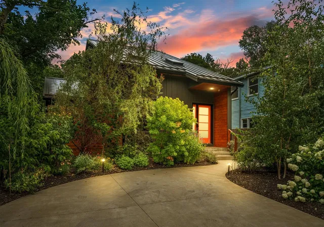 Photo 4 of Single family home for sale at 841 Holland St, Saugatuck, MI 49453 | MLS# 70547782 | Listing updated on 2026-09-16
