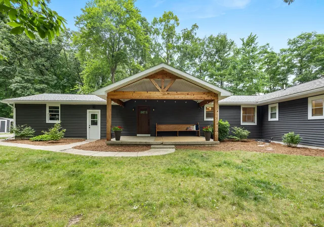 2nd image of 1059 Cumberland Ave, Lowell, MI 49331 | MLS# 70524413