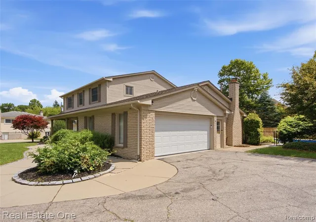 Photo 3 of Sale Pending at 4166 Cherrywood Dr, Troy, MI 48098 4237 | MLS# 61014367 | Listing updated on 2026-08-29