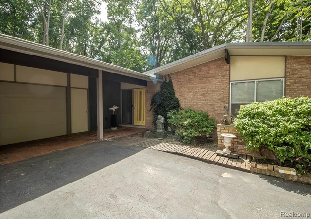 1st image of 9302 Green Tree Dr, Grand Blanc, MI 48439 | MLS# 61019146