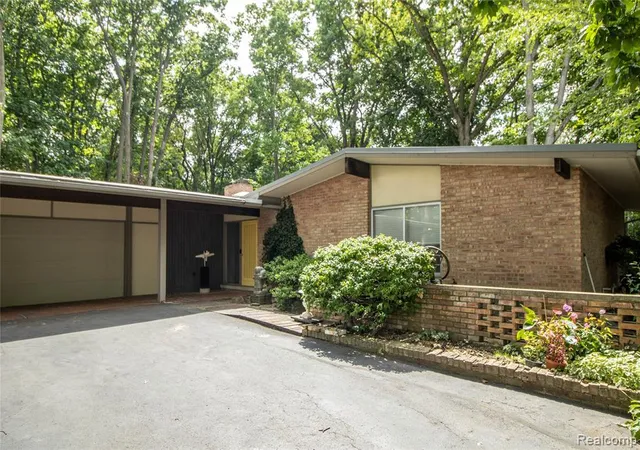 2nd image of 9302 Green Tree Dr, Grand Blanc, MI 48439 | MLS# 61019146