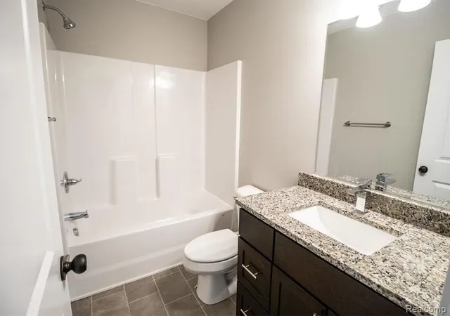Listing Photo 5 - Condo for sale in building located at 11449 Hidden Oaks Dr, Clio, MI 48420