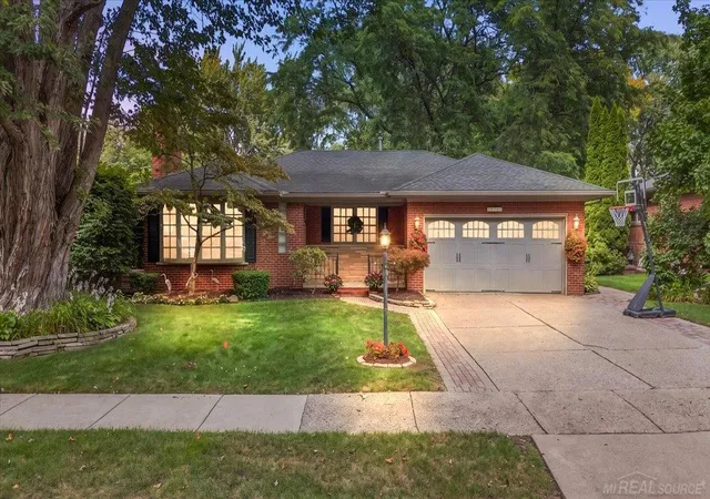 Photo 3 of Sale Pending at 20141 W Ballantyne Ct, Grosse Pointe Woods, MI 48236 | MLS# 50219720 | Listing updated on 2026-09-03