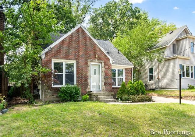 Photo 2 of Sale Pending at 1435 Philadelphia Ave, Grand Rapids, MI 49507 | MLS# 70550699 | Listing updated on 2026-09-11