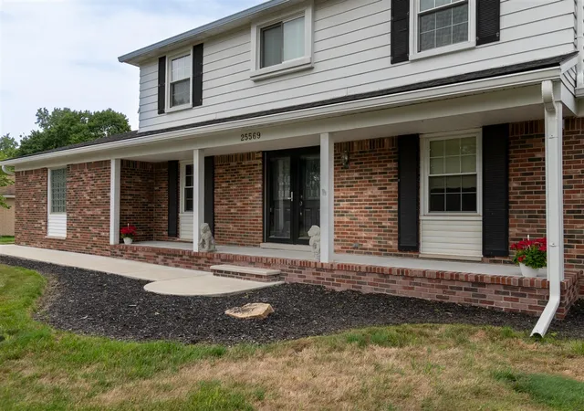 Photo 3 of Sale Pending at 25569 Kilreigh Dr, Farmington Hills, MI 48336 | MLS# 70553234 | Listing updated on 2026-08-23