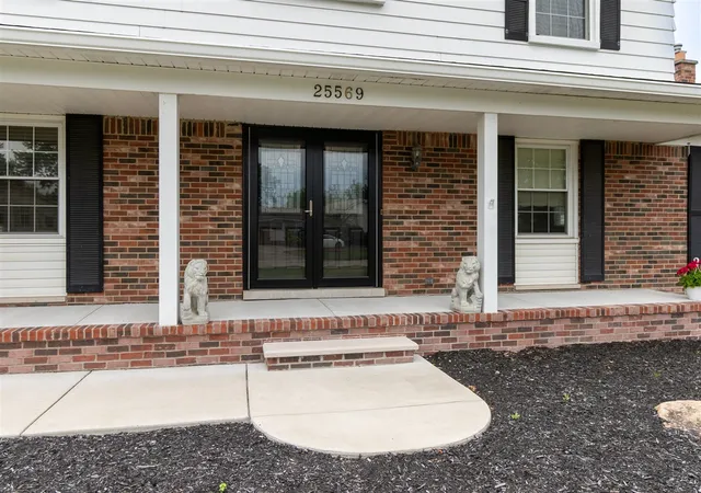 Photo 4 of Sale Pending at 25569 Kilreigh Dr, Farmington Hills, MI 48336 | MLS# 70553234 | Listing updated on 2026-08-23
