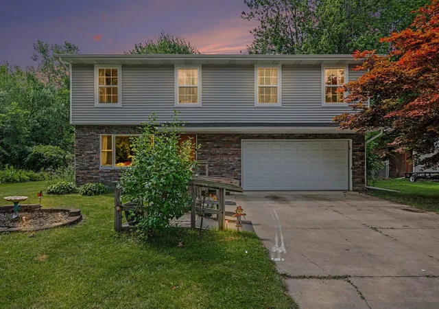 Photo 1 of Sale Pending at 1815 Kelly Dr, Saginaw, MI 48604 | MLS# 50214630 | Listing updated on 2026-08-29