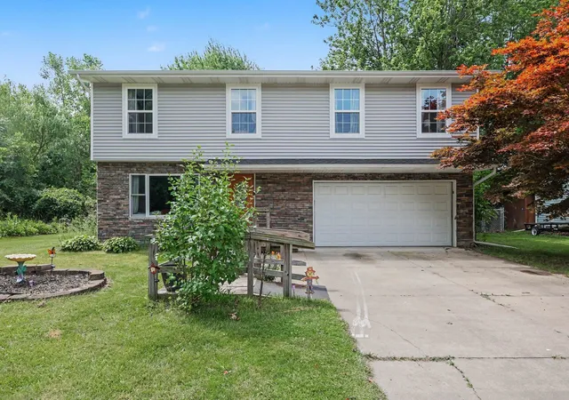 Photo 2 of Sale Pending at 1815 Kelly Dr, Saginaw, MI 48604 | MLS# 50214630 | Listing updated on 2026-08-29