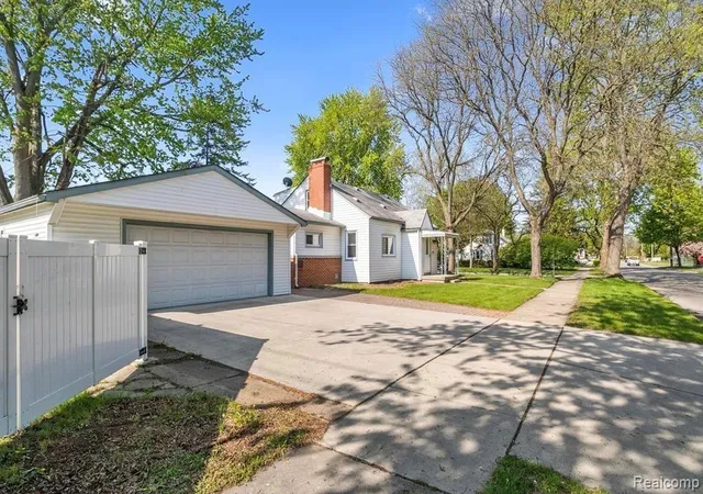 Photo 4 of Single family home for sale at 6644 N Vernon St, Dearborn Heights, MI 48127 2268 | MLS# 61023322 | Listing updated on 2026-08-24