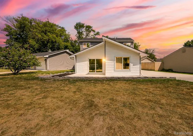 Photo 1 of Sale Pending at 3402 Elmhurst Ave, Royal Oak, MI 48073 2311 | MLS# 61025004 | Listing updated on 2026-09-15
