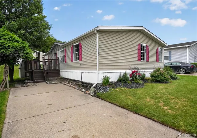 Homes for sale in Fenton, MI | 11595 Clearwater Dr, Fenton, MI 48430 | MLS# 61004558