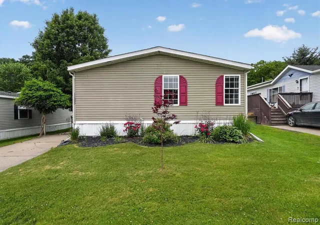 Homes for sale in Fenton, MI | 11595 Clearwater Dr, Fenton, MI 48430 | MLS# 61004558