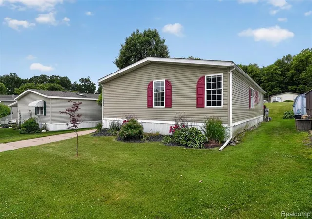 Homes for sale in Fenton, MI | 11595 Clearwater Dr, Fenton, MI 48430 | MLS# 61004558