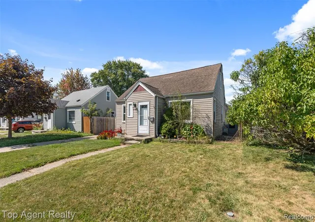 Homes for sale in Roseville, MI | 25673 Ford St, Roseville, MI 48066 5046 | MLS# 60959873