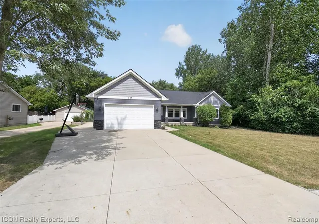 Photo 2 of Sale Pending at 165 Leetonia Dr, Troy, MI 48085 5513 | MLS# 61025395 | Listing updated on 2026-09-09