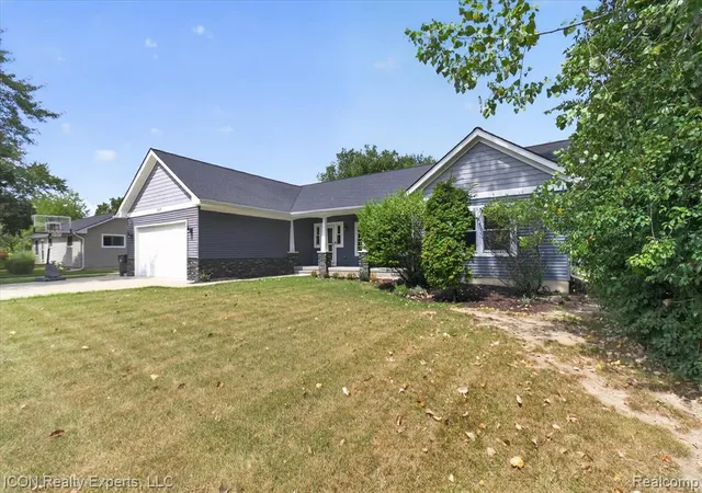 Photo 2 of Sale Pending at 165 Leetonia Dr, Troy, MI 48085 5513 | MLS# 61025395 | Listing updated on 2026-09-09