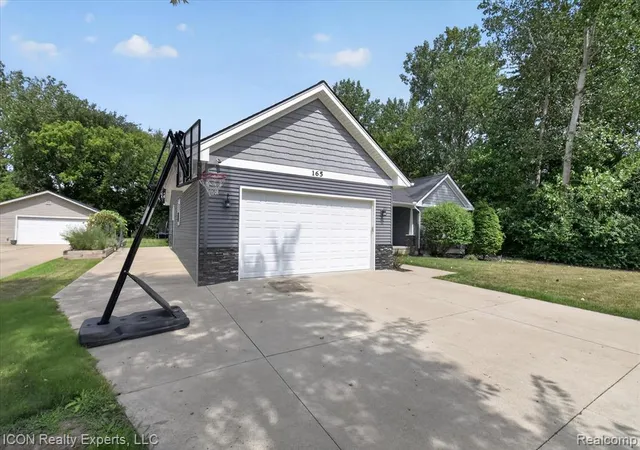 Photo 3 of Sale Pending at 165 Leetonia Dr, Troy, MI 48085 5513 | MLS# 61025395 | Listing updated on 2026-09-09