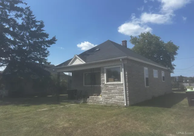 Photo 2 of Single family home for sale at 1232 S Milwaukee Ave, Iron Mountain, MI 49801 | MLS# 50217747 | Listing updated on 2026-08-17