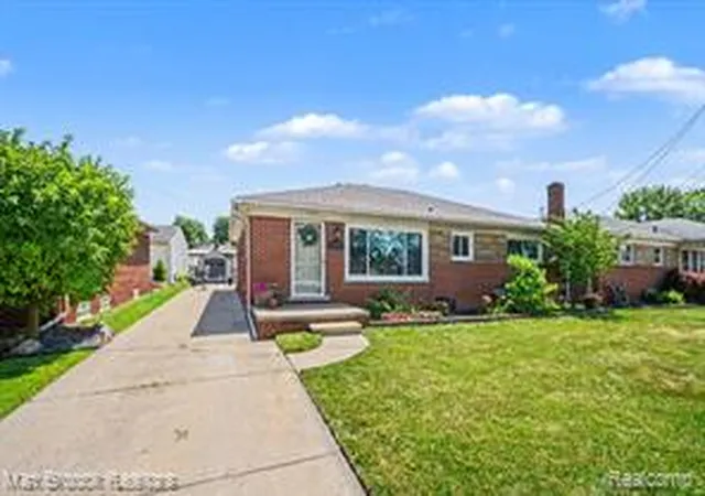 Homes for sale in Saint Clair Shores, MI | 27720 Jefferson Ave, Saint Clair Shores, MI 48081 | MLS# 61009551
