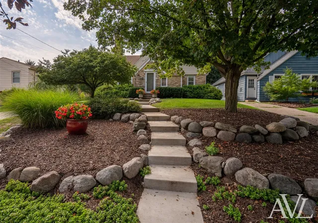 Photo 3 of Sale Pending at 315 Bristol Ave, Grand Rapids, MI 49504 | MLS# 70553575 | Listing updated on 2026-09-04
