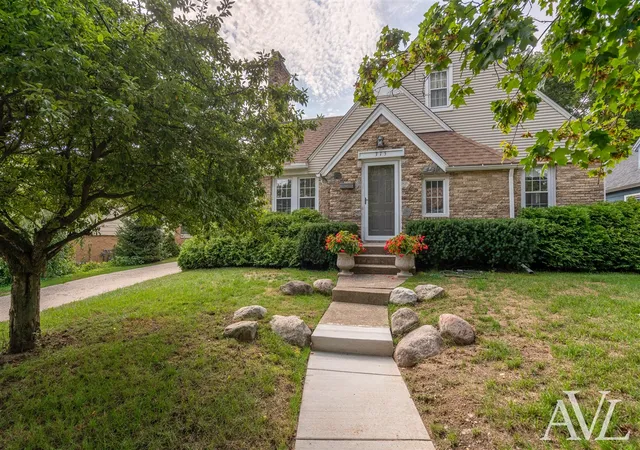 Photo 3 of Sale Pending at 315 Bristol Ave, Grand Rapids, MI 49504 | MLS# 70553575 | Listing updated on 2026-09-04