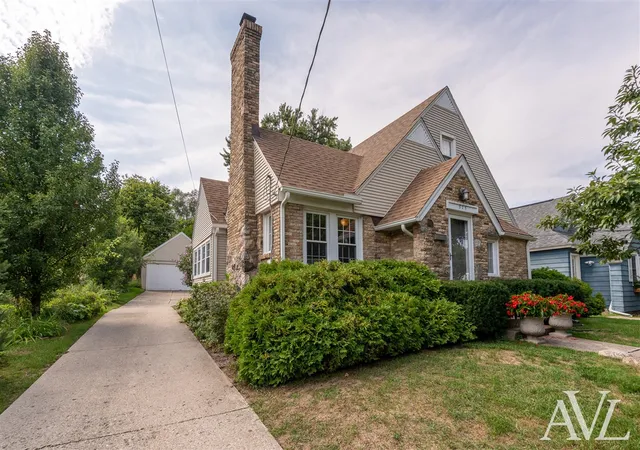 Photo 4 of Sale Pending at 315 Bristol Ave, Grand Rapids, MI 49504 | MLS# 70553575 | Listing updated on 2026-09-04