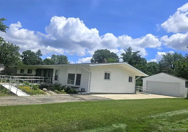 2nd image of 496 E Lovell Dr, Troy, MI 48085 | MLS# 61004299