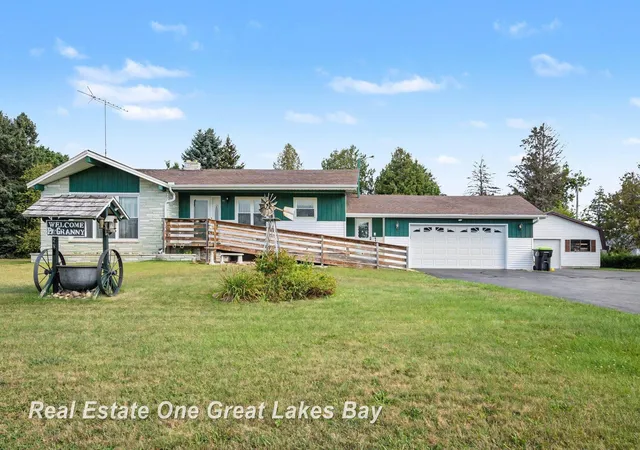 Photo 2 of Single family home for sale at 3822 Worth Rd, Pinconning, MI 48650 | MLS# 50220324 | Listing updated on 2026-09-01