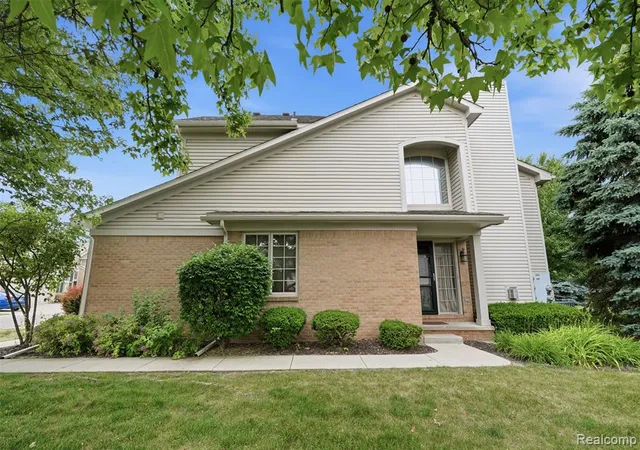 Homes for sale in Flat Rock, MI | 23716 Mccort Dr, Flat Rock, MI 48134 | MLS# 60999343