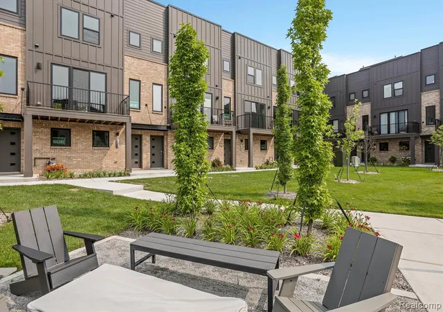 3rd image of 1048 Hampton Cir #4, Detroit, MI 48207 | MLS# 60998526