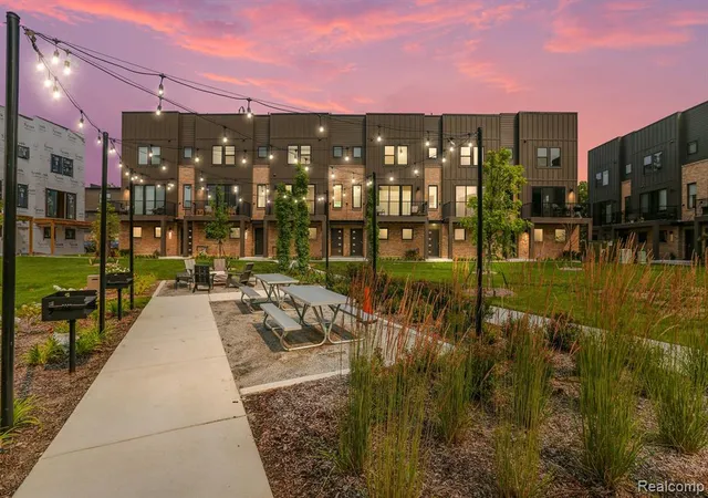 4th image of 1048 Hampton Cir #4, Detroit, MI 48207 | MLS# 60998526