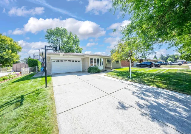 Photo 4 of Sale Pending at 37352 Mario Dr, Sterling Heights, MI 48312 | MLS# 50220252 | Listing updated on 2026-09-04