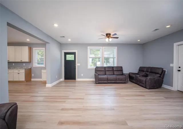 3rd image of 206 Joliet Ave, Houghton Lake, MI 48629 | MLS# 61009344