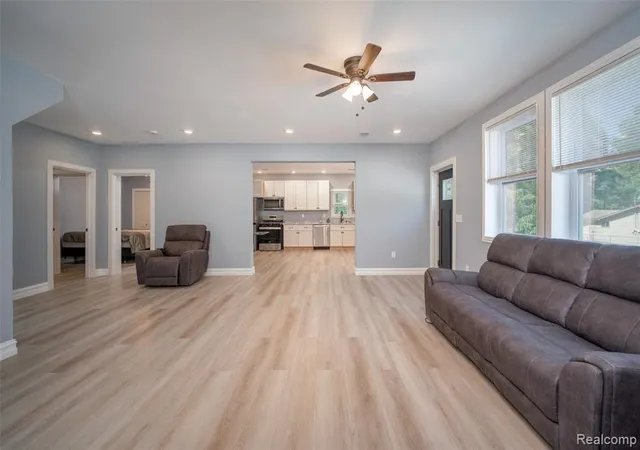4th image of 206 Joliet Ave, Houghton Lake, MI 48629 | MLS# 61009344
