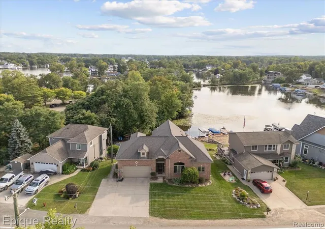 Photo 3 of Single family home for sale at 395 Indianwood Rd, Lake Orion, MI 48362 1514 | MLS# 61025375 | Listing updated on 2026-08-31