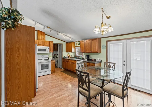 Homes for sale in Fenton, MI | 11061 Main Rd, Fenton, MI 48430 | MLS# 60961208