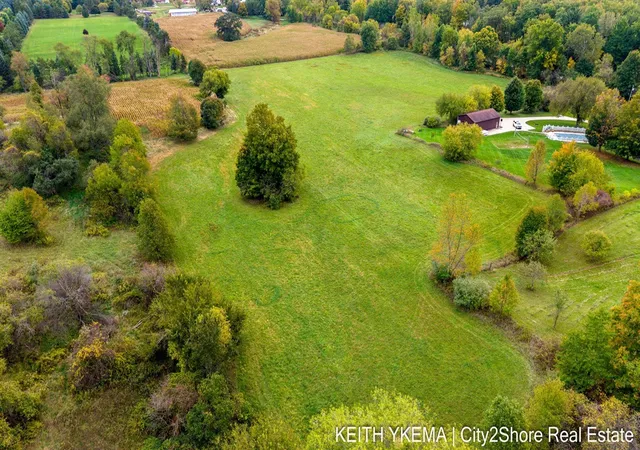 Photo 4 of Sale Pending at 1215 Quincy St, Grandville, MI 49418 | MLS# 70499466 | Listing updated on 2025-10-24