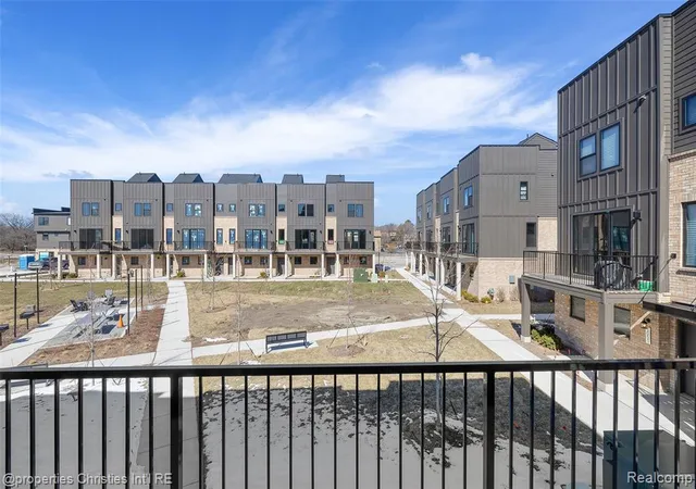 2nd image of 1041 Hampton Cir #43, Detroit, MI 48207 | MLS# 61000622