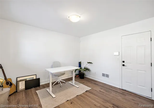 4th image of 1041 Hampton Cir #43, Detroit, MI 48207 | MLS# 61000622