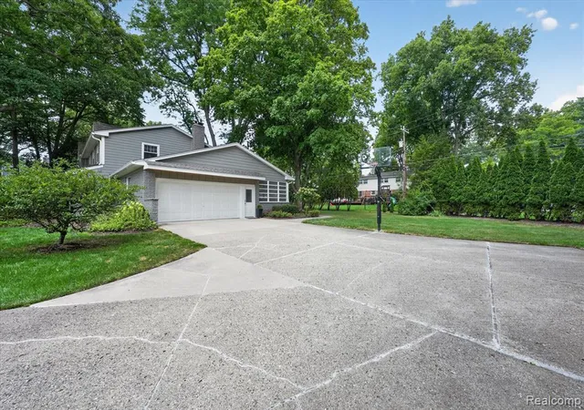 Photo 4 of Sale Pending at 32240 Robinhood Dr, Beverly Hills, MI 48025 | MLS# 61019788 | Listing updated on 2026-08-22