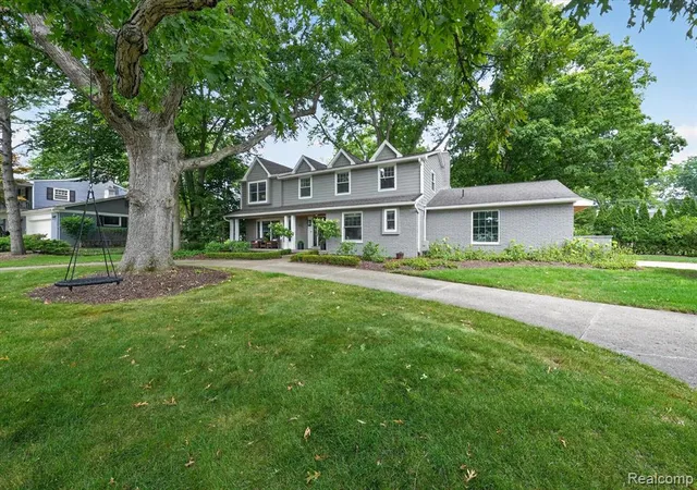 Photo 5 of Sale Pending at 32240 Robinhood Dr, Beverly Hills, MI 48025 | MLS# 61019788 | Listing updated on 2026-08-22