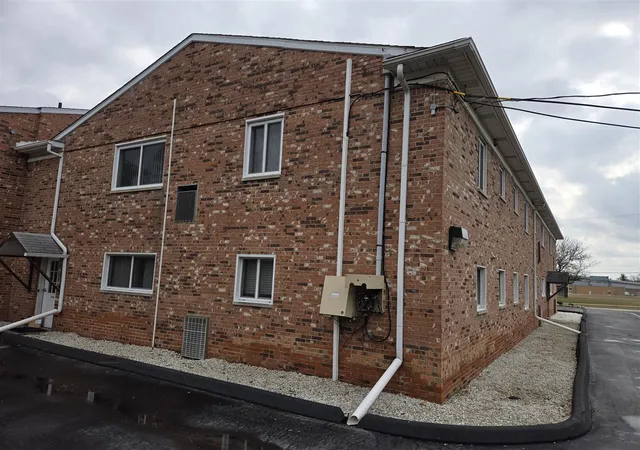 Homes for sale in Clawson, MI | 1512 Normandy Rd #105, Clawson, MI 48017 | MLS# 70518878