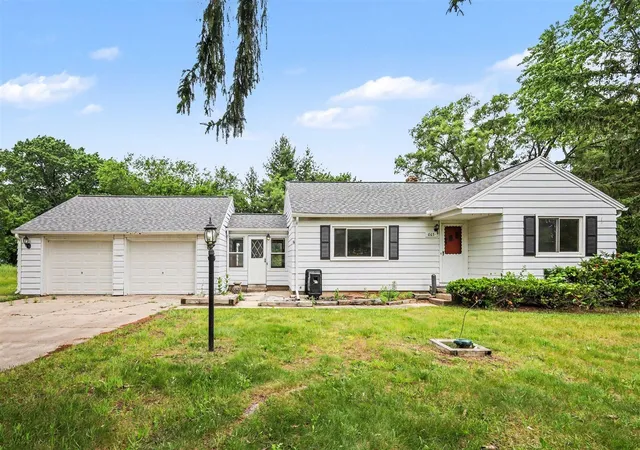 Homes for sale in Comstock Park, MI | 665 4 Mile Rd, Comstock Park, MI 49321 | MLS# 70545200