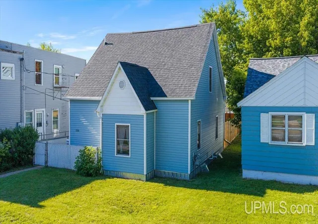 Homes for sale in Escanaba, MI | 1720 S 8th Ave, Escanaba, MI 48929 | MLS# 50212634