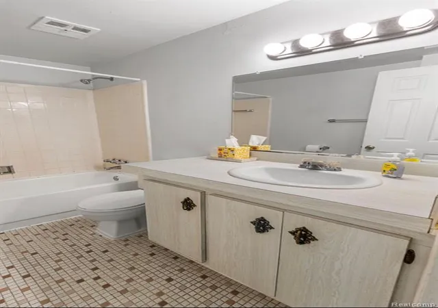 2nd image of 8141 Denwood Dr, Sterling Heights, MI 48312