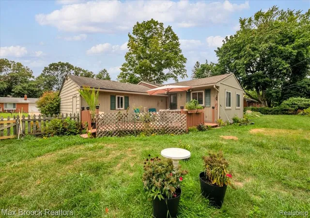 Photo 20 of Sale Pending at 1800 Hollingsworth Dr, Commerce Twp, MI 48390 2641 | MLS# 61024635 | Listing updated on 2026-09-08