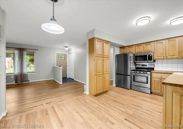 Photo 3 of Sale Pending at 1800 Hollingsworth Dr, Commerce Twp, MI 48390 2641 | MLS# 61024635 | Listing updated on 2026-09-08