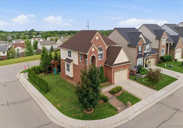 2nd image of 4810 E Stonegate Cir, Lake Orion, MI 48359 | MLS# 61009149
