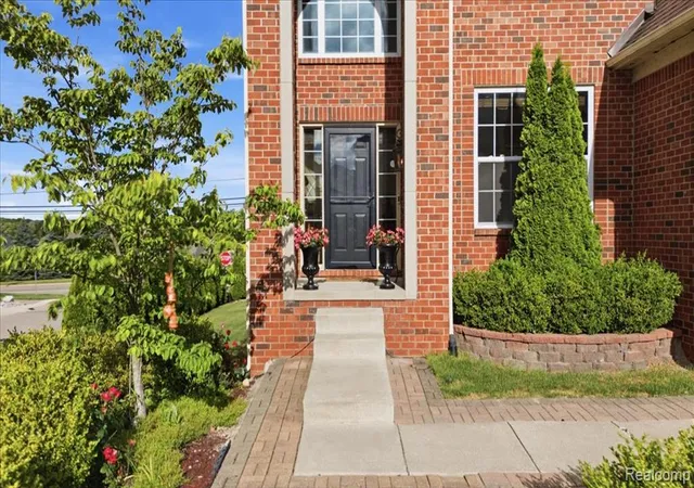 3rd image of 4810 E Stonegate Cir, Lake Orion, MI 48359 | MLS# 61009149