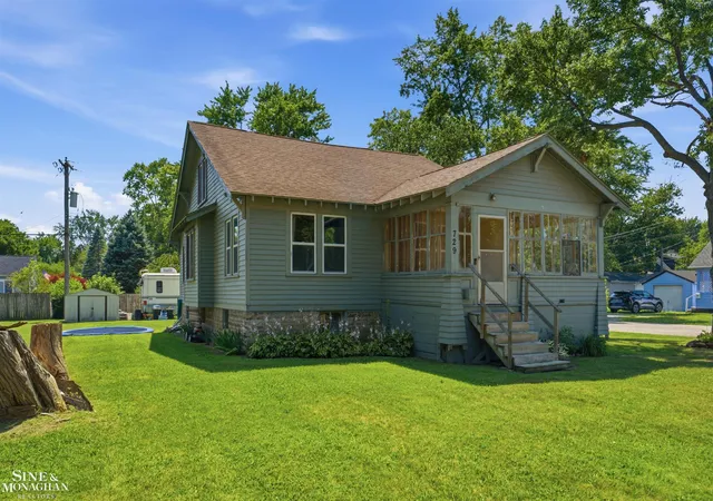 Homes for sale in Algonac, MI | 729 Smith St, Algonac, MI 48001 | MLS# 50214543